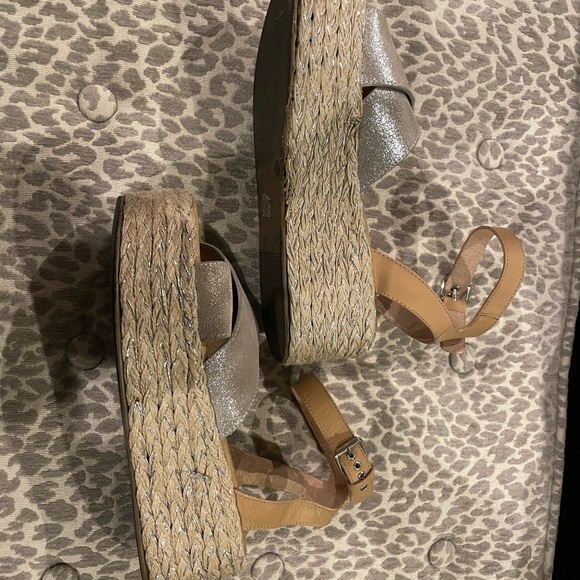 Seychelles Much Publicized Platform metallic sandals - Picture 3 of 4